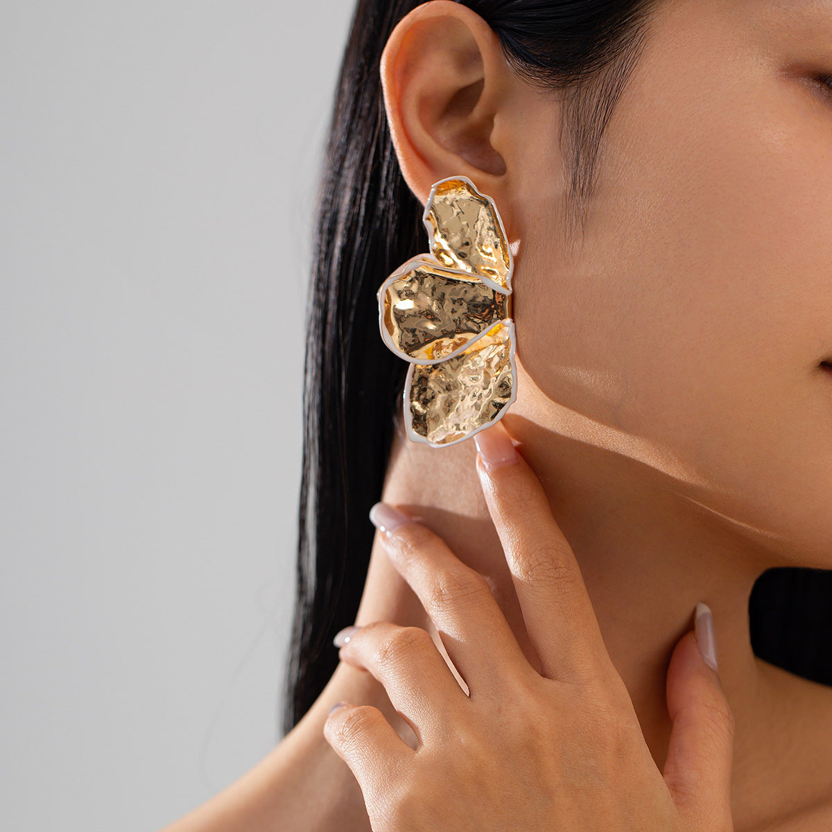 Pendientes de Tachuela de Metal con Relieve 3D en Forma de Flor, Llamativos y Modernos para Mujer con Acabado Chapado