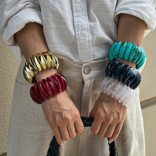 Pulsera de acrílico geométrica audaz con efecto jaspeado y banda flexible para mujer