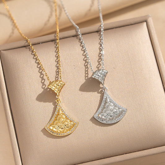 Collar con colgante de falda en forma de abanico de lujo ligero con incrustaciones de diamantes de imitación, cadena cruzada de acero de titanio