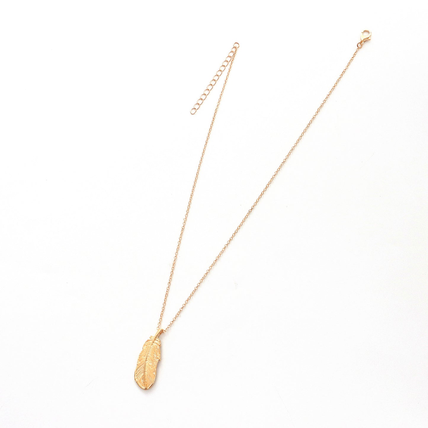 Collar minimalista con colgante de pluma de aleación para mujer con acabado chapado y cadena cruzada