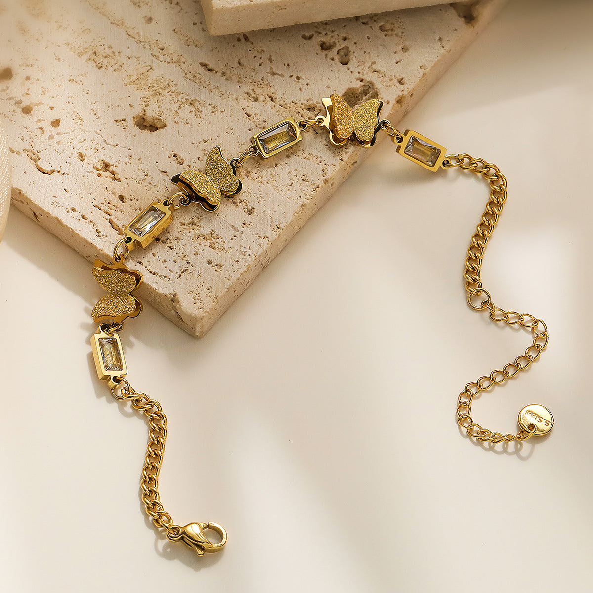 Bracciale da donna in acciaio al titanio con farfalla minimalista, placcatura in oro e intarsio di zirconi
