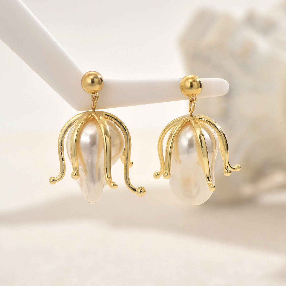 Orecchini a perno da donna in stile barocco minimalista con intarsio di perle geometriche in lega di zinco di lusso