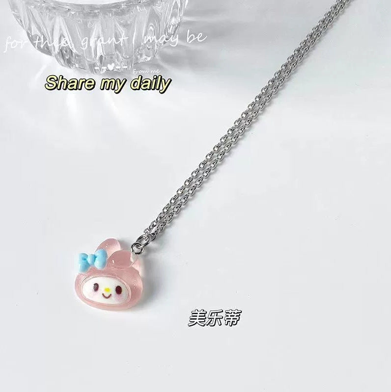 Collar con colgante de resina de personaje de dibujos animados minimalista para niños con acabado de esmalte y cadena tipo caja