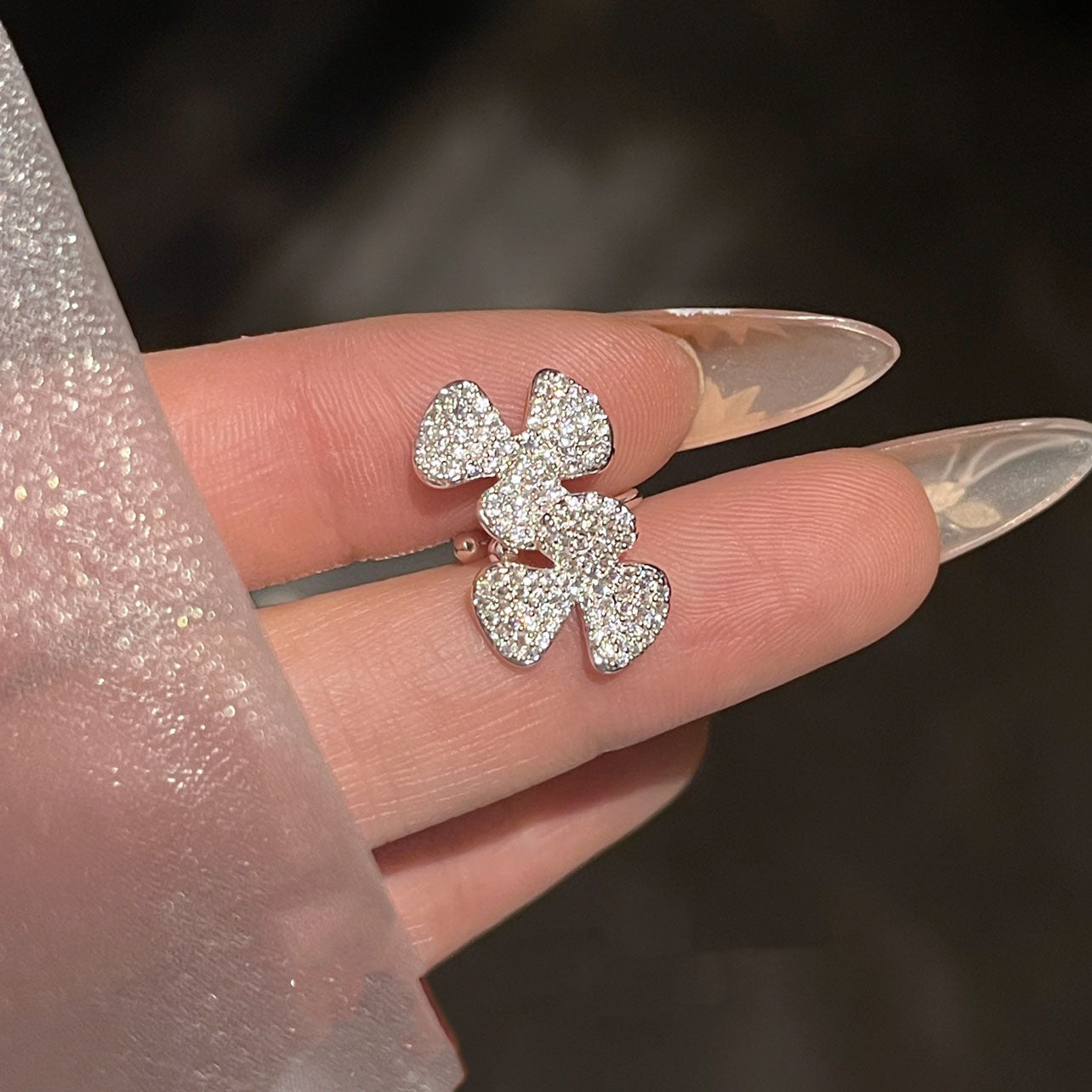 Orecchini a Cerchio Floreali con Zirconi Eleganti da Donna in Lega di Rame Leggeri di Lusso, Gioielli alla Moda per Orecchie Non Forate