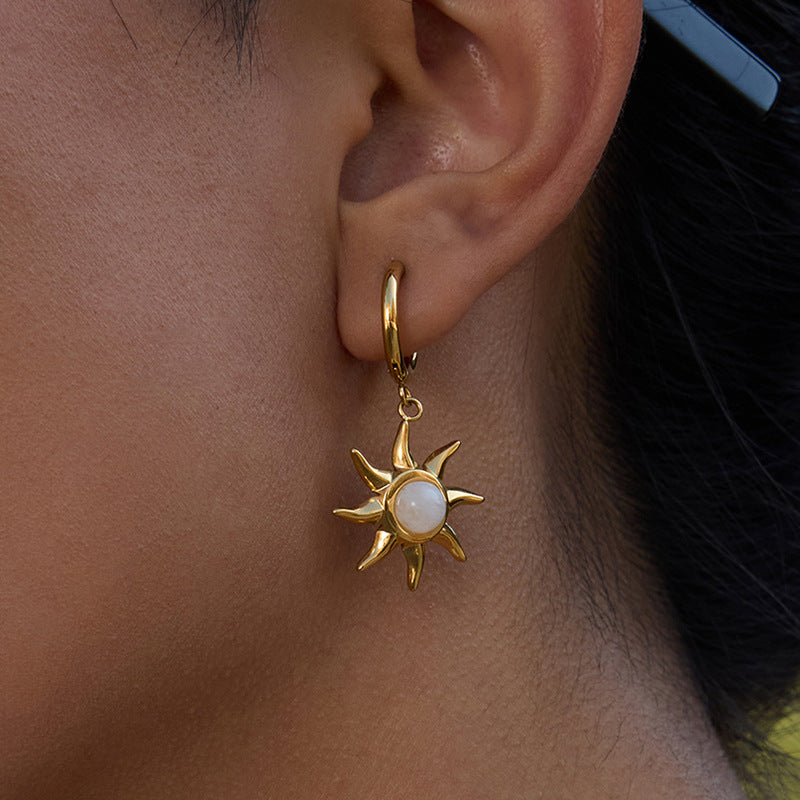 Orecchini a Cerchio Minimalisti Geometrici con Pietra di Luna in Acciaio al Titanio da Donna con Finitura Placcata e Motivo Solare