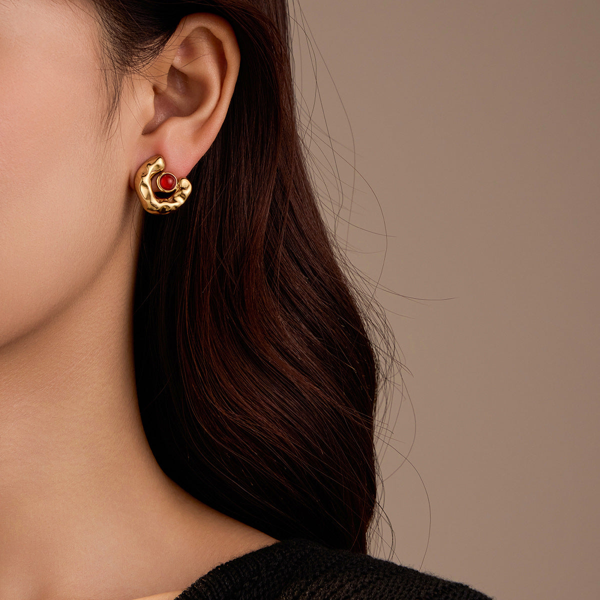 Pendientes de tuerca de acero de titanio en forma de C de estilo vintage con incrustaciones de piedra natural ojo de tigre y chapado en oro de 18 quilates