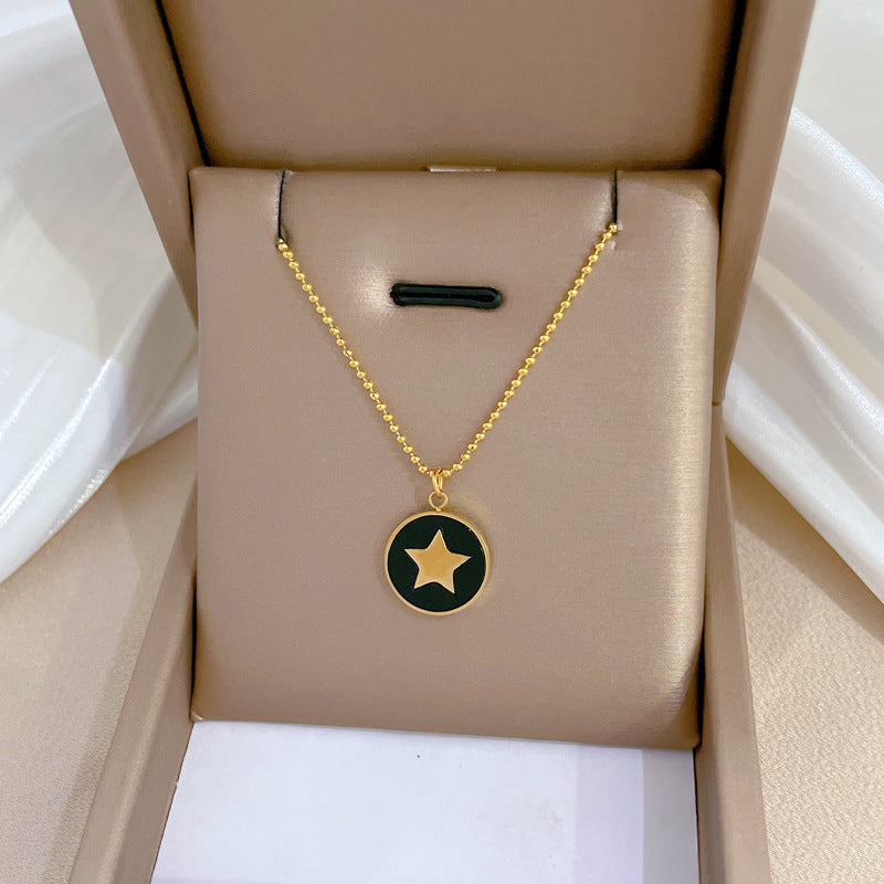 Collana con ciondolo a stella geometrica minimalista da donna con intarsio in madreperla e catena in acciaio al titanio placcato oro