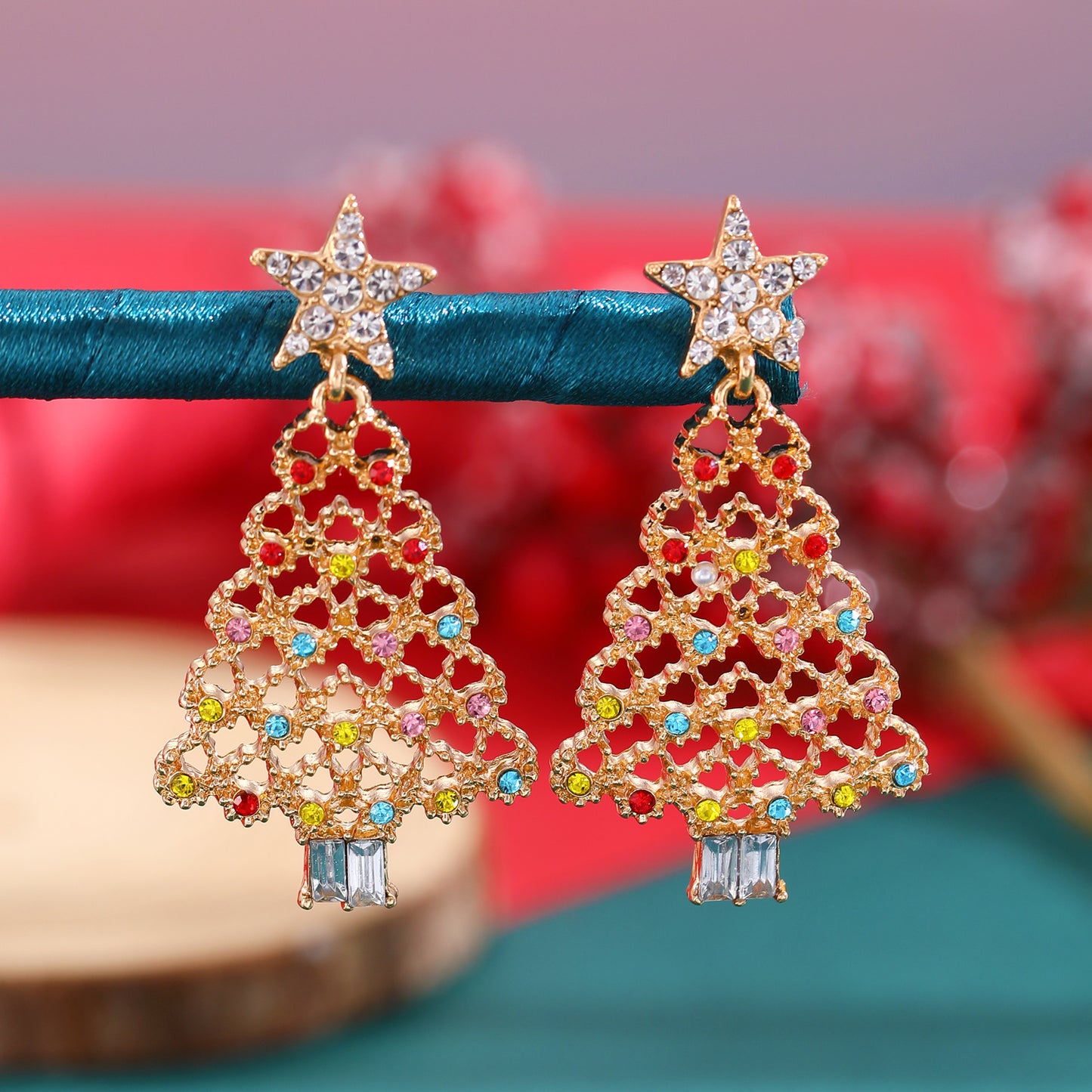 Aretes de perno de aleación geométrica minimalista con diseño de árbol de Navidad, incrustaciones de diamantes de imitación y postes de oro de 14K para mujer