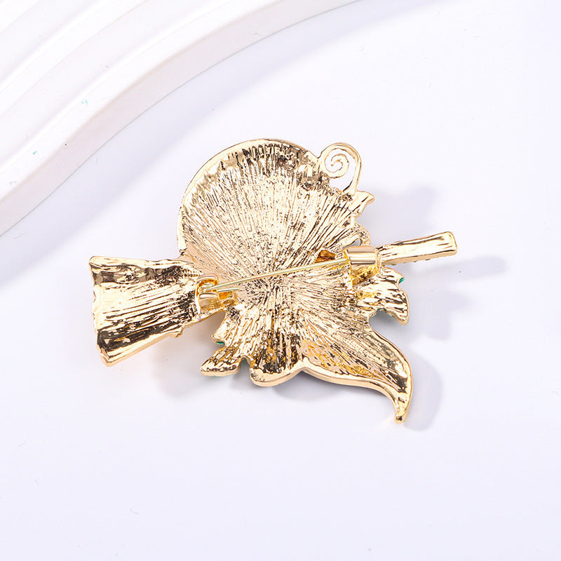 Broche con temática de Halloween, diseño de calabaza con sombrero de bruja y escoba en aleación de zinc con acabado esmaltado y detalles de diamantes de imitación