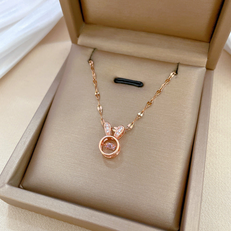 Collana pendente con orecchie di coniglio in acciaio al titanio di lusso per donna con strass intarsiati, design geometrico e catena regolabile