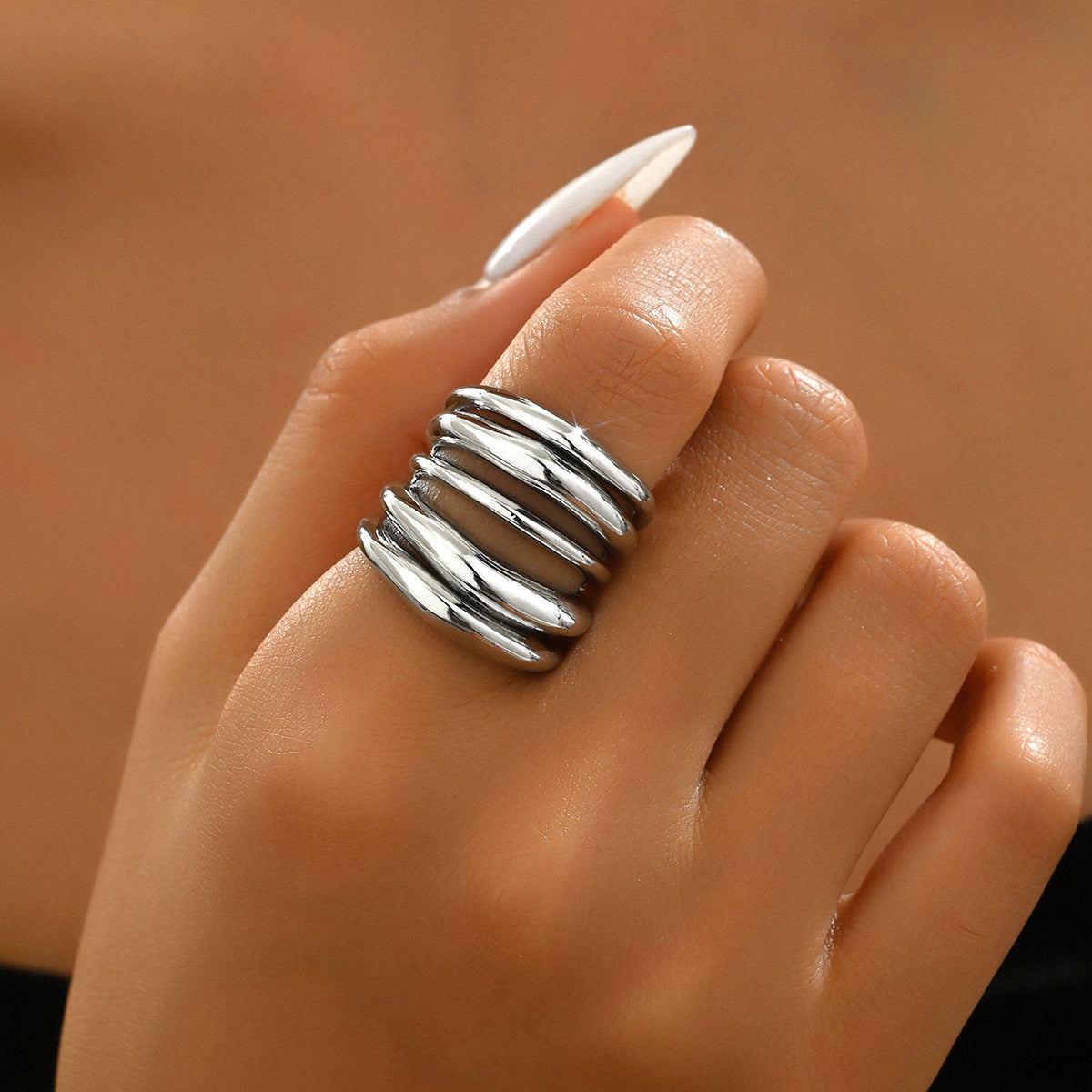 Anillo minimalista geométrico de línea plegada para mujer en aleación de zinc con acabado chapado