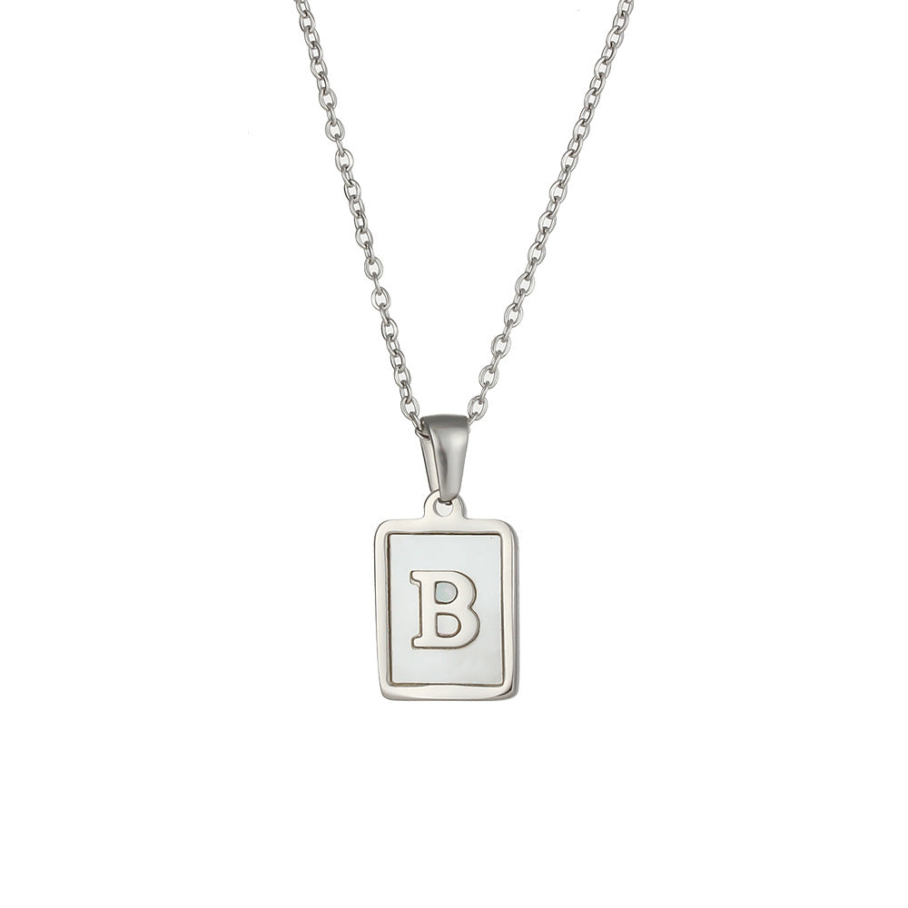 Collana con Ciondolo a Lettera Minimalista in Acciaio al Titanio per Donna con Finitura Galvanizzata e Intarsio in Madreperla Bianca Naturale