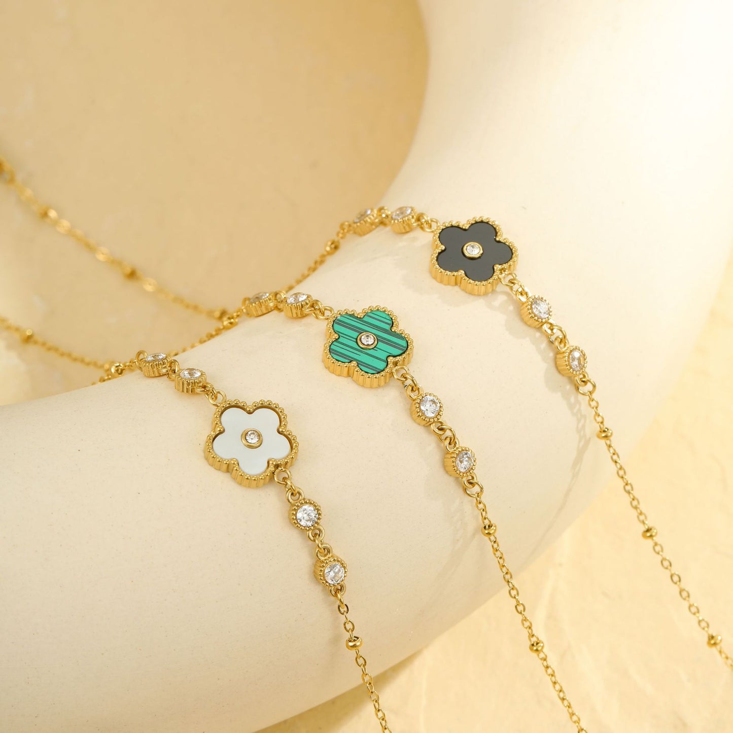 Cavigliera minimalista a cinque foglie di trifoglio in acciaio inossidabile con placcatura in oro 18K per vacanze al mare e viaggi