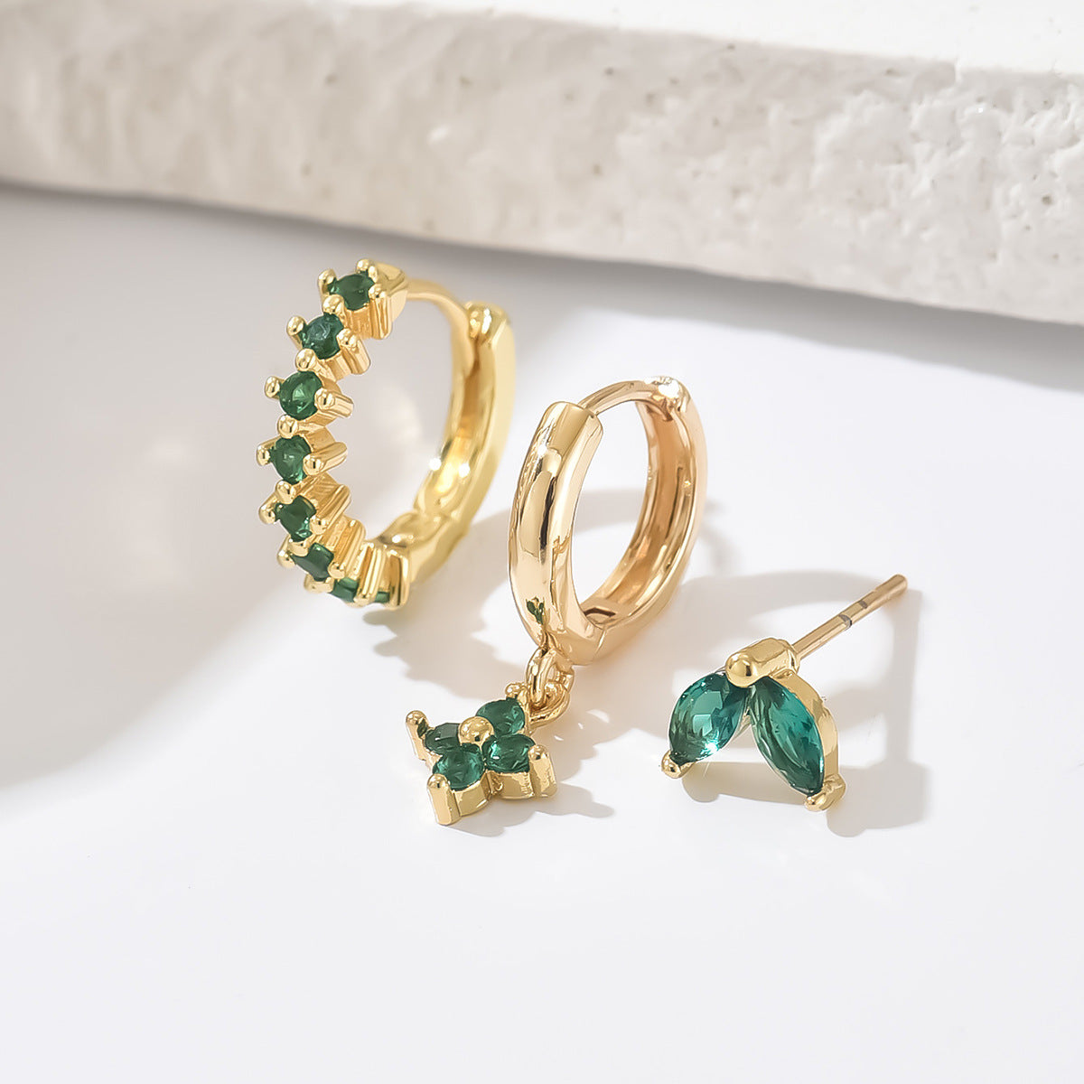 Aretes Minimalistas Geométricos con Incrustaciones de Zirconia en Base de Cobre y Postes de Acero Inoxidable para Mujer
