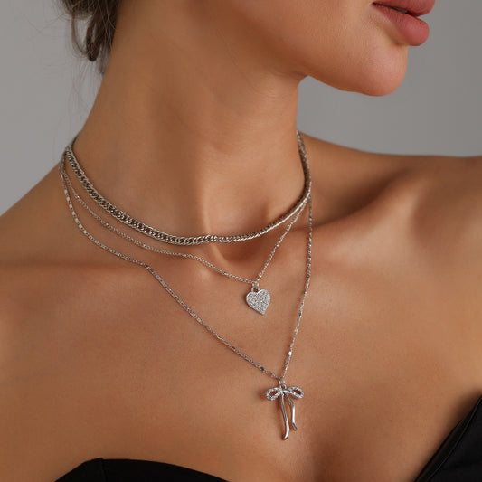 Collana con ciondolo a forma di cuore alla moda in lega, con intarsio di strass e finitura placcata per donna