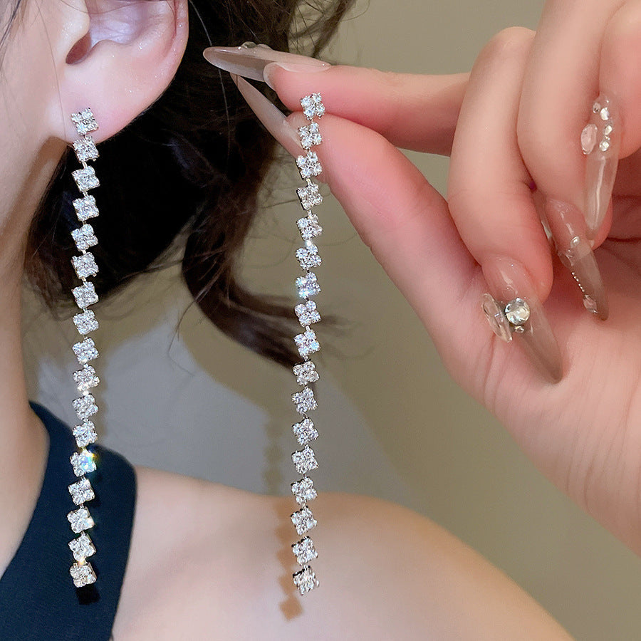 Orecchini pendenti con nappe geometriche minimaliste con intarsi di strass in rame placcato e perni in argento sterling 925 da donna