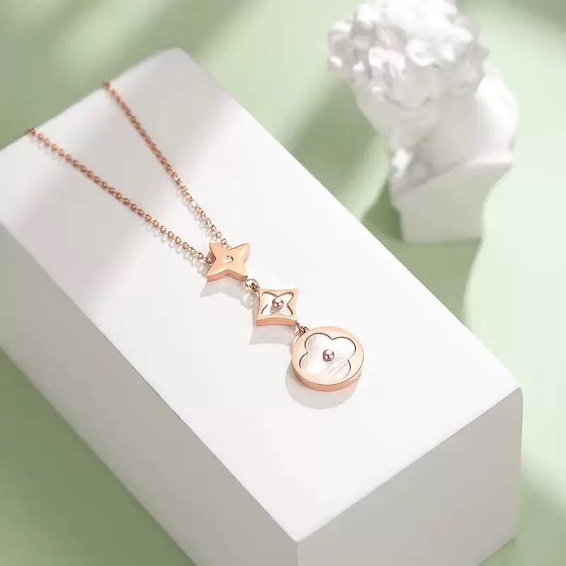 Collana Minimalista a Rombi con Quadrifoglio in Acciaio al Titanio Placcato Rodio, Intarsio in Madreperla Bianca, Design Delicato con Catena per Clavicola
