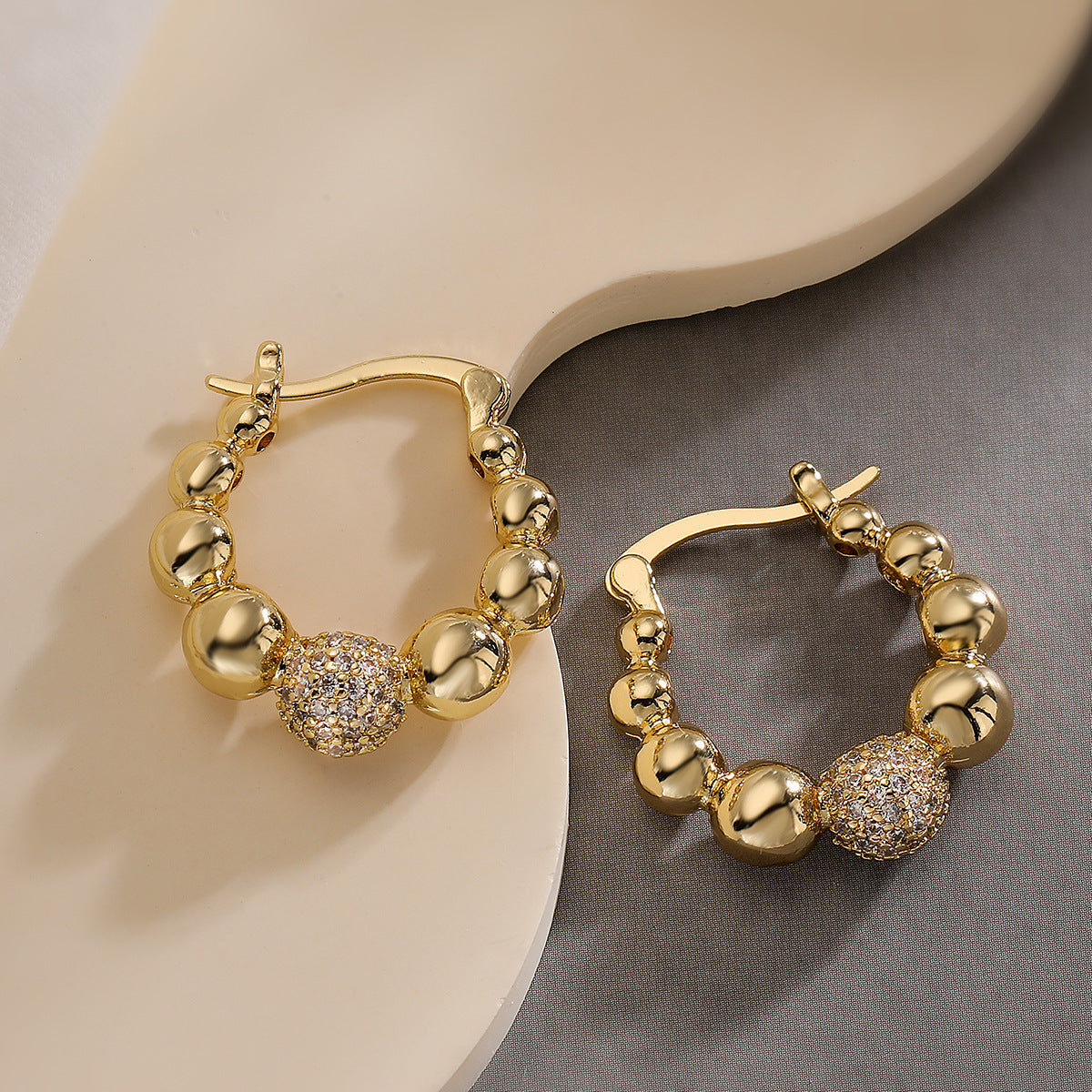 Orecchini geometrici minimalisti da donna con placcatura in oro e intarsio in zircone, gioielli alla moda dalla forma irregolare