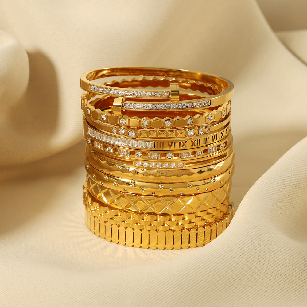 Bracciale Minimalista a Stella in Acciaio Inox con Intarsio di Strass, Motivo a Griglia Geometrica e Placcatura in Oro 18K