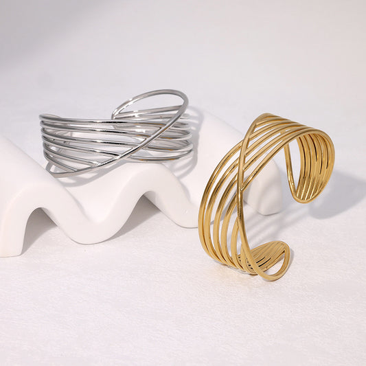 Brazalete abierto de acero inoxidable con línea cruzada geométrica minimalista para mujer con acabado chapado