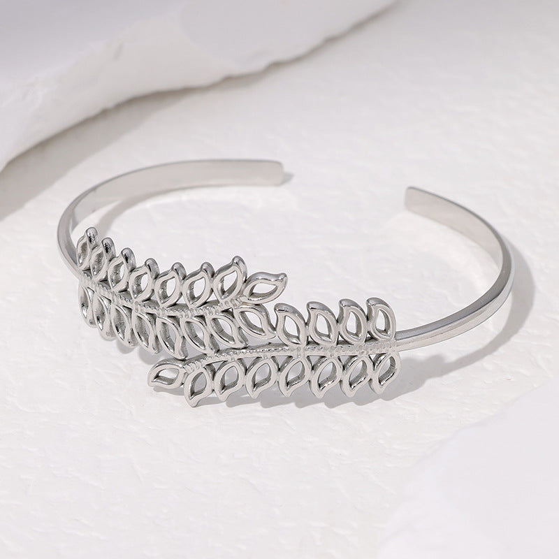Bracciale da donna in acciaio inossidabile a forma di foglia minimalista con design a traforo e finitura placcata
