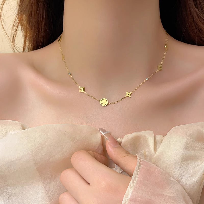 Collana con pendente minimalista a quadrifoglio cavo in acciaio al titanio con finitura placcata su catena a O da donna
