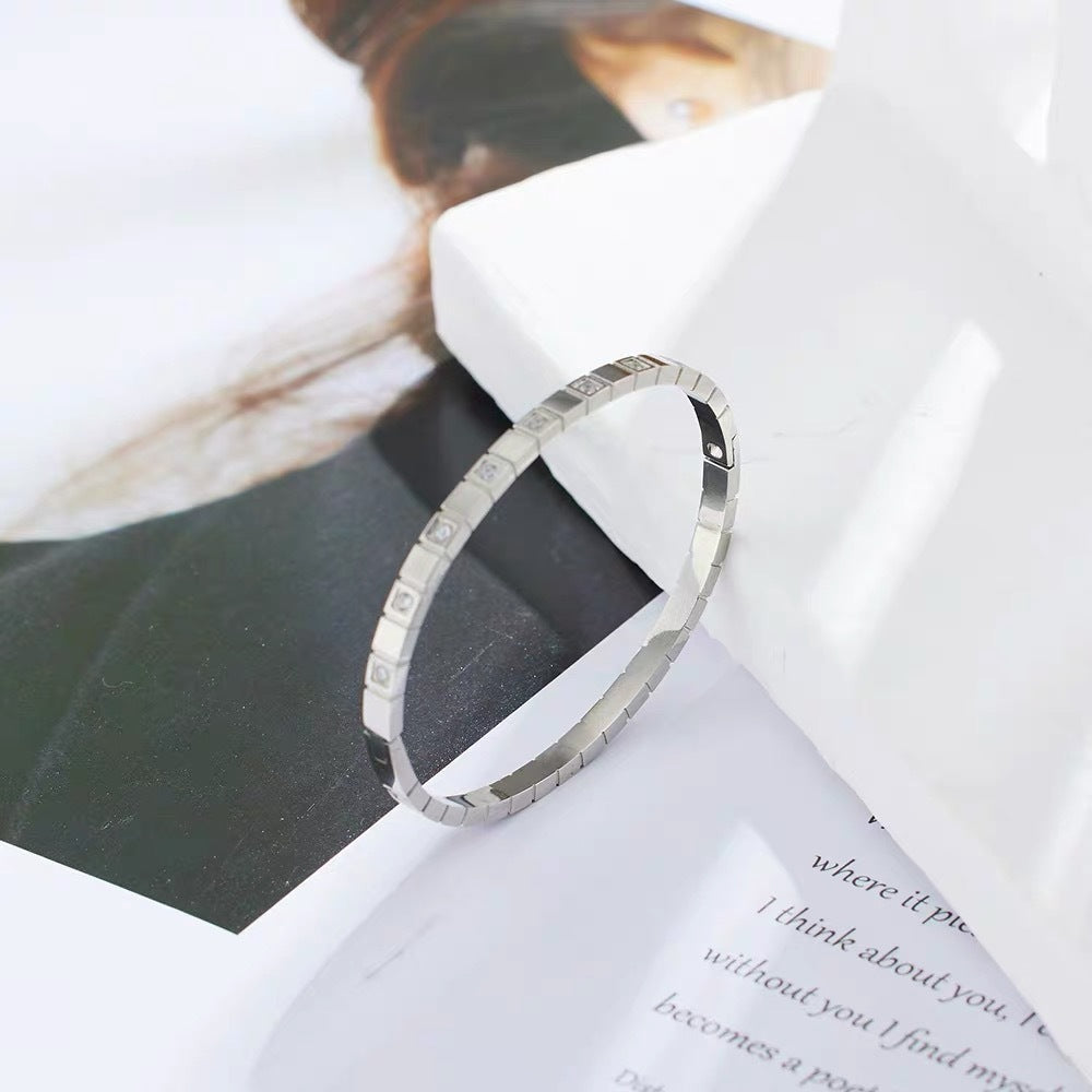 Bracciale a Polsino Minimalista di Lusso in Acciaio al Titanio da Donna con Design Geometrico Quadrato e Intarsio di Strass