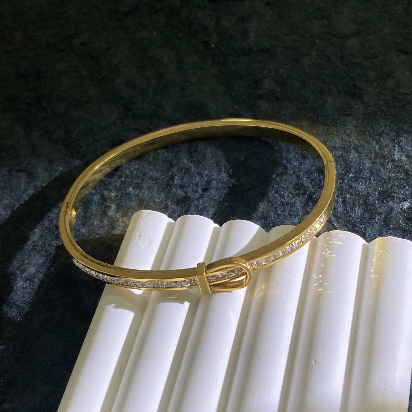 Minimalist Elegant Oval Geometric Cubic Zirconia Plated Titanium Steel Buckle Bracelet