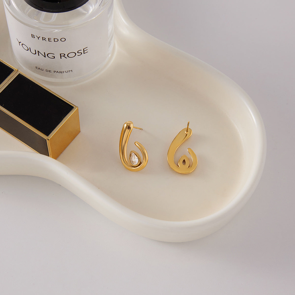 Orecchini a perno da donna di lusso con triangolo geometrico in acciaio inossidabile placcato oro 18 carati e zirconi