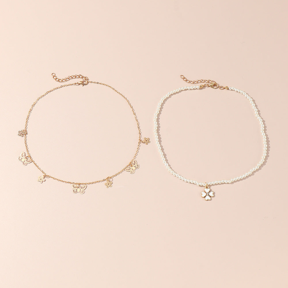 Collar minimalista de aleación con forma de mariposa y cadena de perlas para niñas de 6 años en adelante, collar con colgante de trébol de cuatro hojas y cuentas