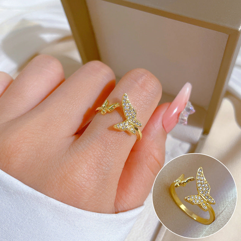 Anillo minimalista de latón chapado en oro con forma de mariposa para mujer