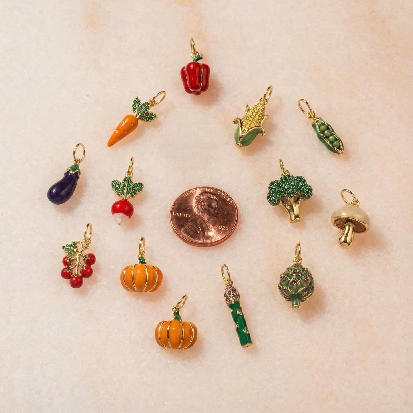 Ciondolo a barra vintage in ottone placcato oro 14K con zirconia cubica e olio a goccia a forma di frutta e verdura