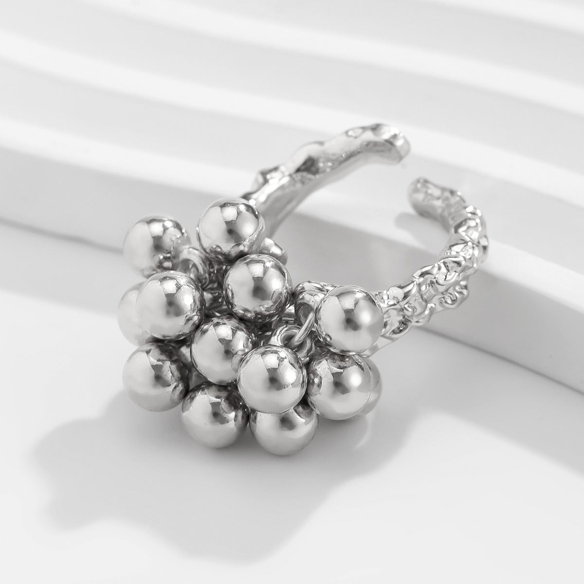 Elegant Geometric Oval Alloy Ring with Wavy Acrylic Pearl Design