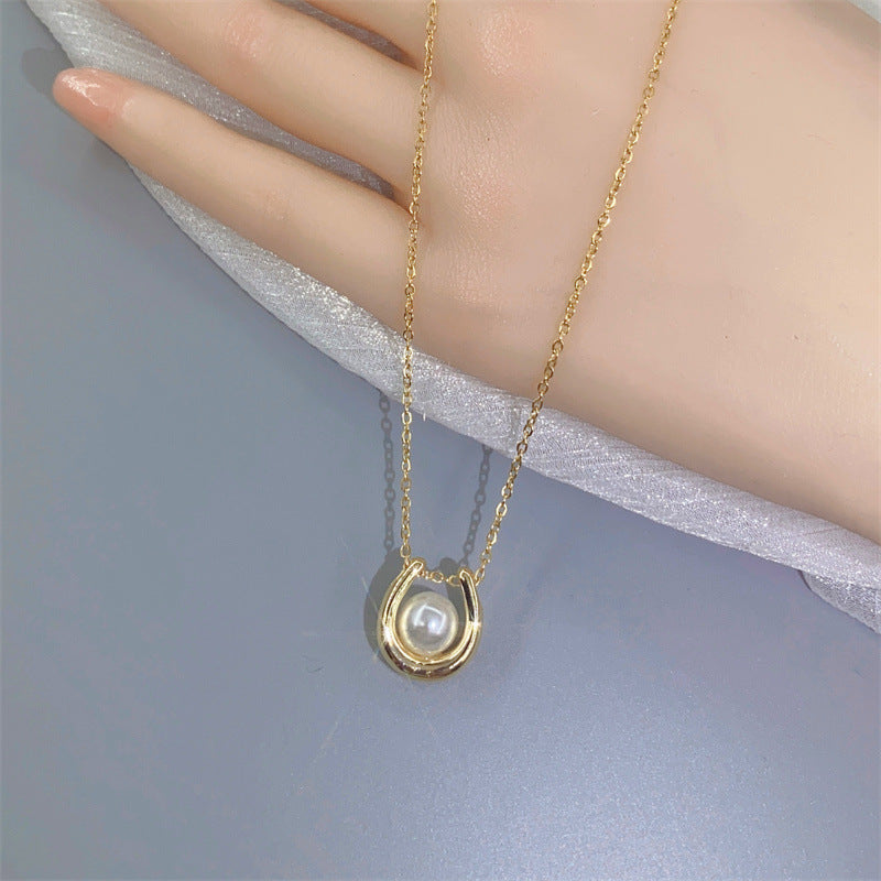 Collana con Ciondolo a U Geometrico Minimalista in Acciaio al Titanio Placcato Oro da Donna