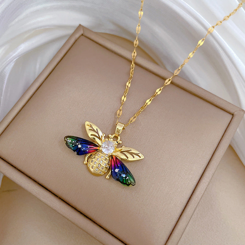 Collar con colgante de abeja de acero de titanio de lujo con incrustaciones de circonitas, diseño geométrico, cadena hasta la clavícula, unisex