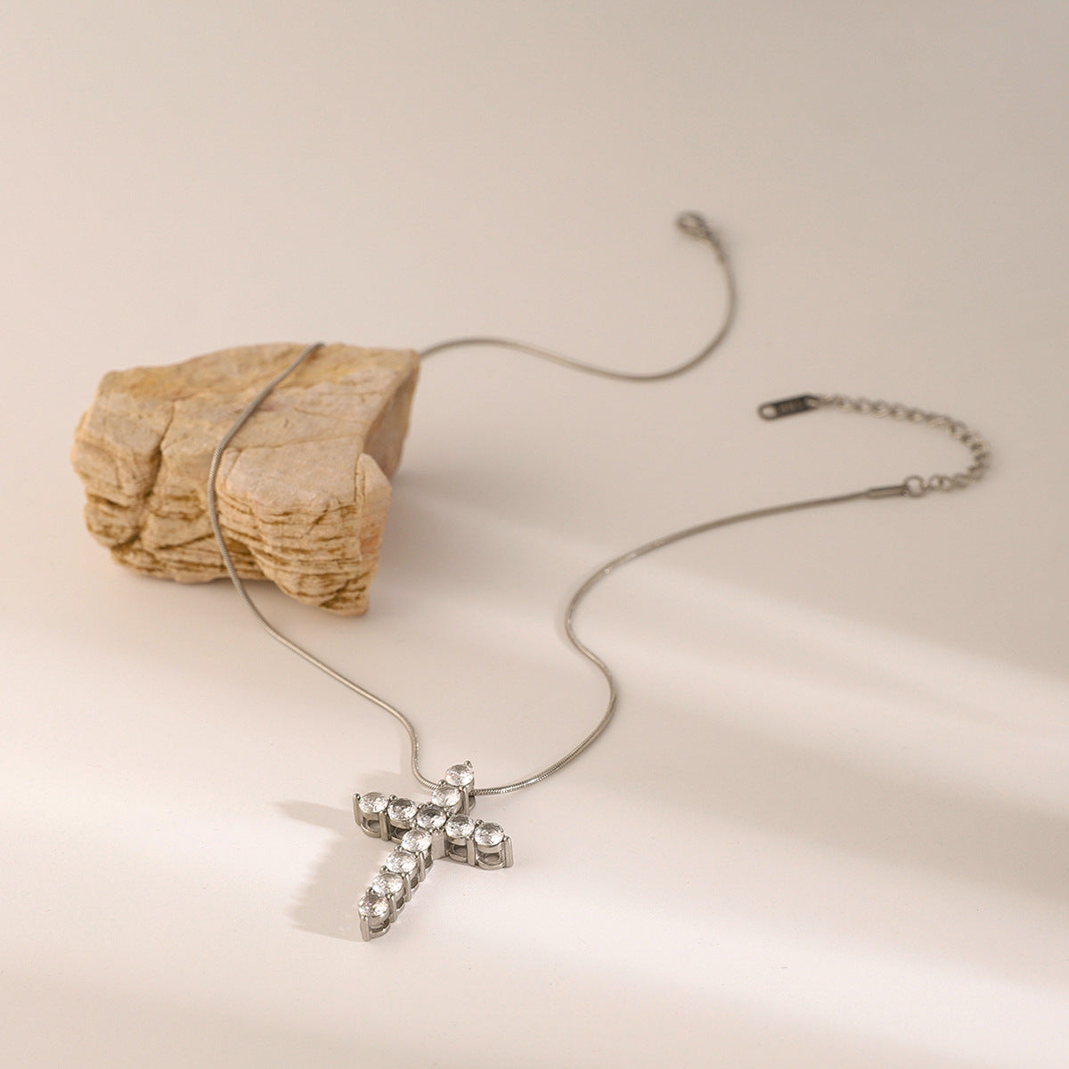 Collana Unisex alla Moda con Ciondolo a Croce in Acciaio Inossidabile Placcato Oro 18K con Zircone Bianco Rotondo e Catena Snake