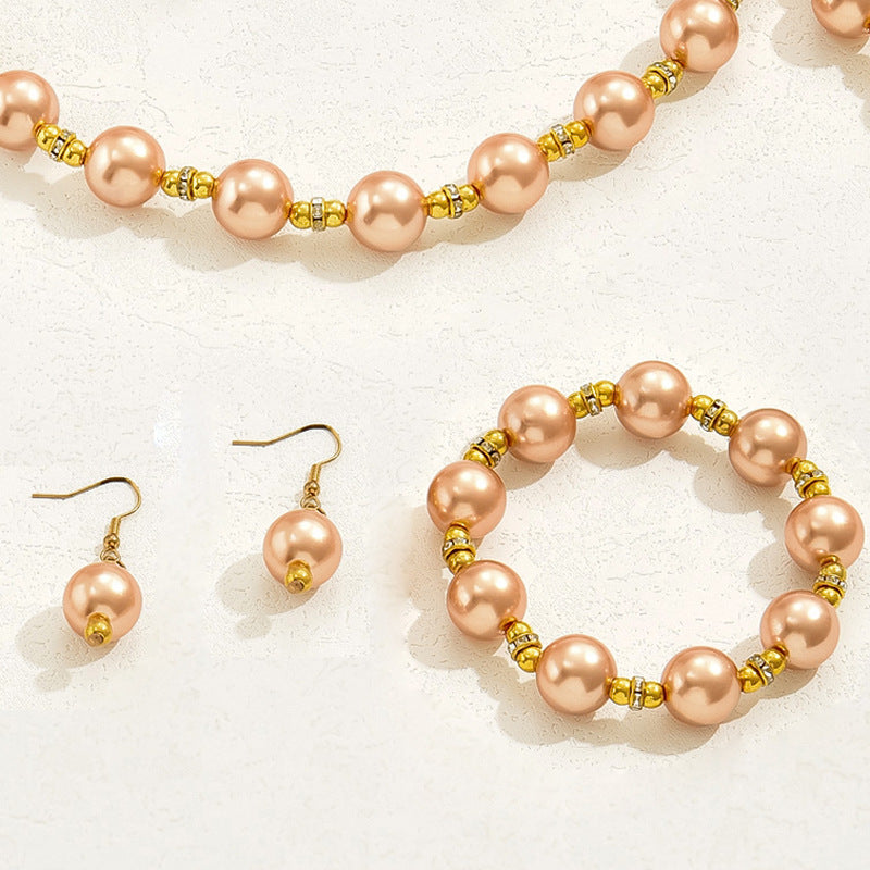 Set di collane vintage di perle per donne con ciondoli in madreperla, bracciale minimalista con perline e orecchini a lobo, design di perle rotonde e ovali su catena di perle
