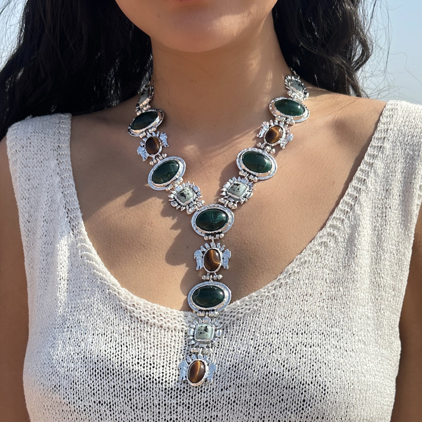 Collana da donna vintage bohémien in lega e resina placcata con motivo geometrico