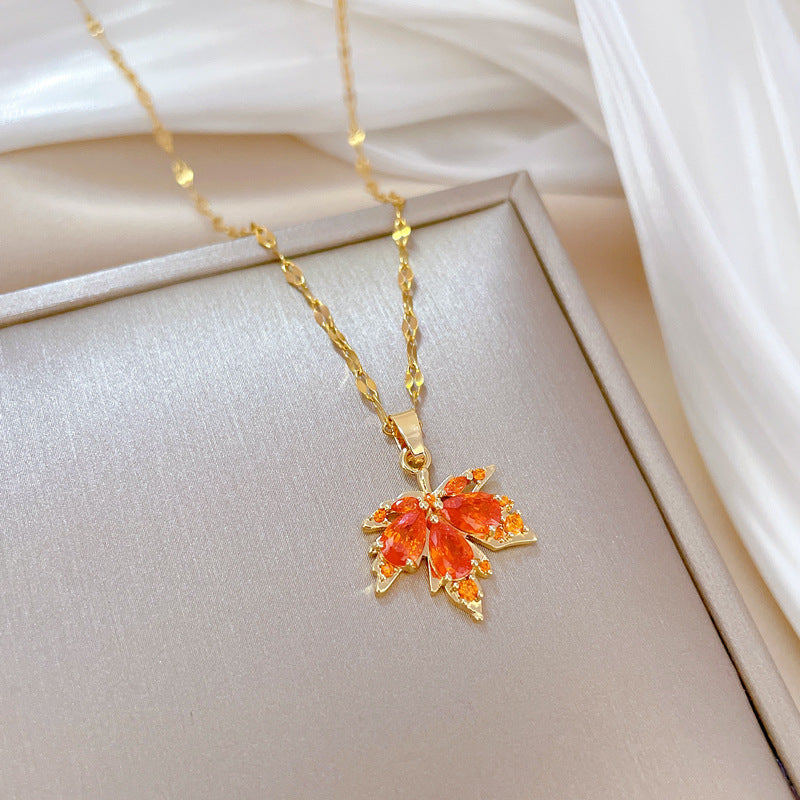 Collana girocollo in acciaio al titanio di lusso da donna con ciondolo a foglia d'acero geometrica