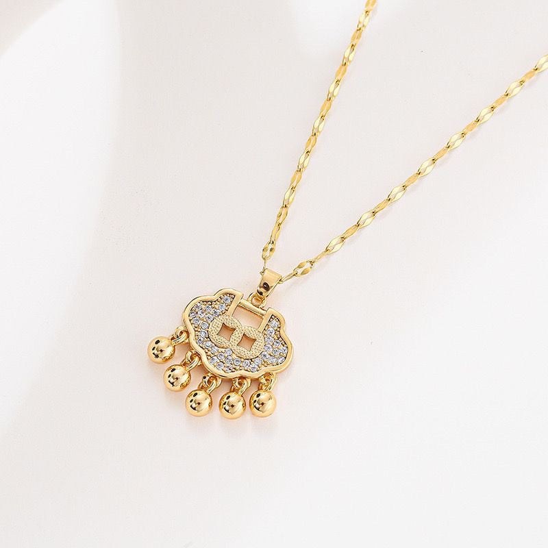 Elegante Collana con Ciondolo Geometrico a Motivo Nuvola Cinese per Donna con Ciondolo a Lucchetto Placcato in Acciaio al Titanio e Ciondolo a Nappa su Catena Lip