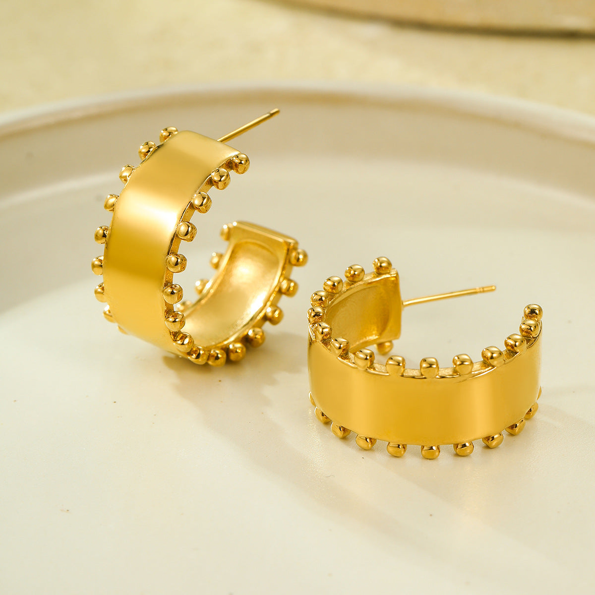 Set di bracciale e orecchini vintage in acciaio inossidabile con bordo perlato a C e placcatura in oro 18K