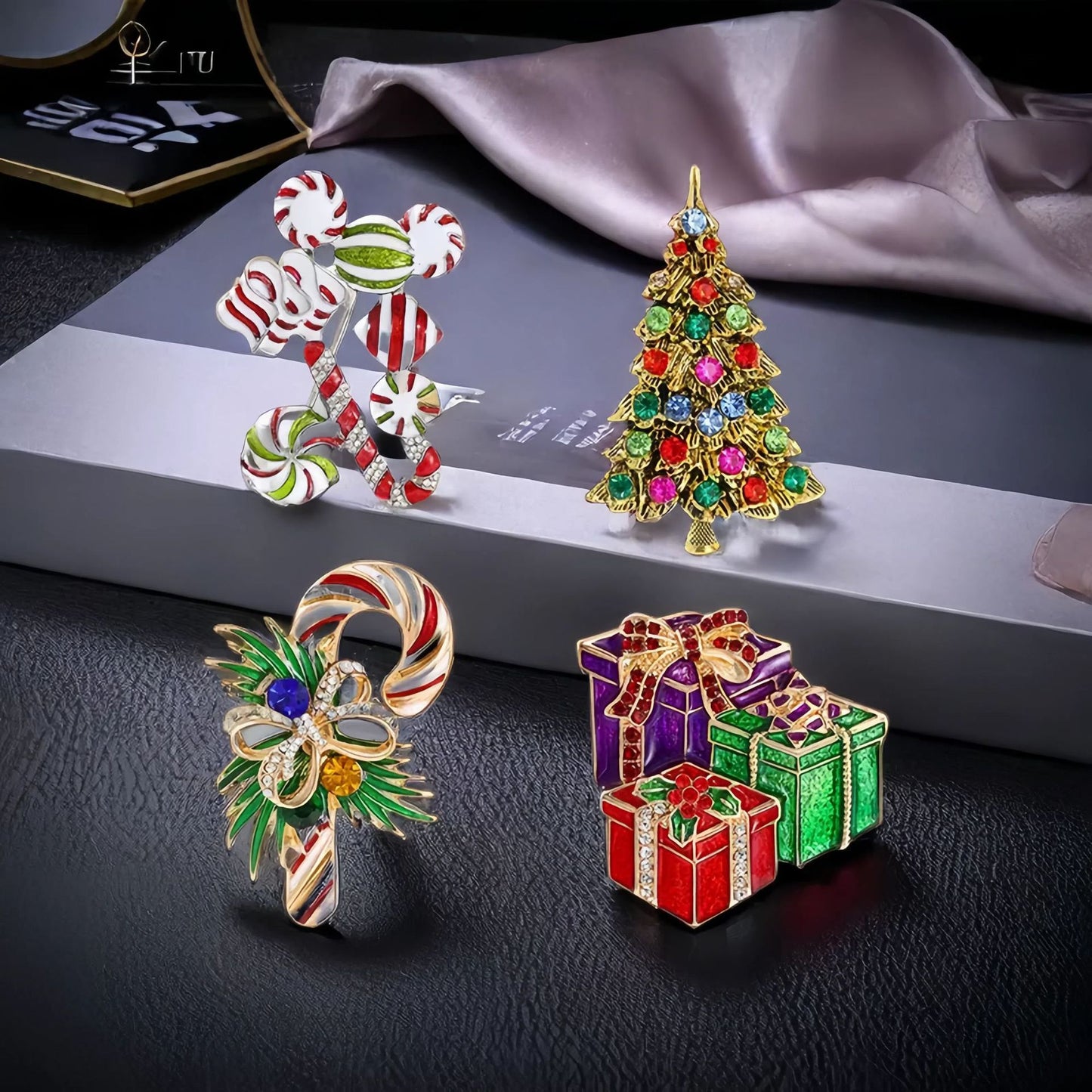 Spilla Creativa a Cartone Animato per Regali di Natale, Spilla in Lega con Finitura Placcata, Accessorio Unisex per le Feste
