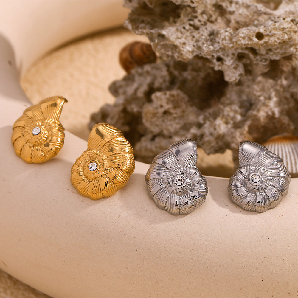 Orecchini da donna in acciaio inossidabile a forma di conchiglia geometrica in stile vintage, placcati in oro 18 carati e decorati con strass