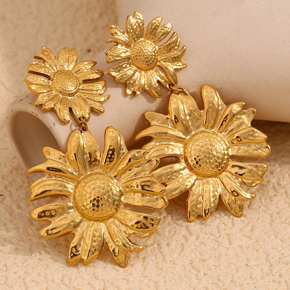 Fashionable Daisy-Shaped Stainless Steel Earrings with 18K Gold Plating for Women