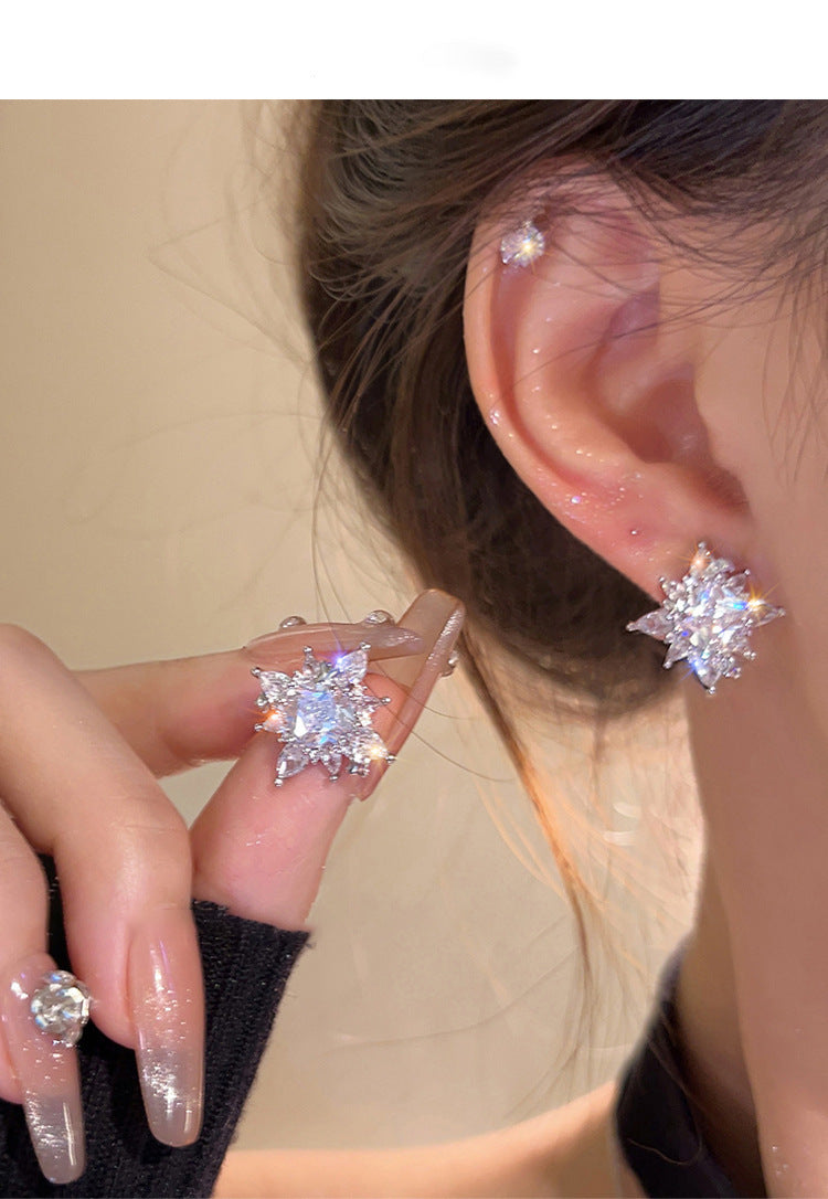 Orecchini floreali minimalisti con perle, perno in argento sterling 925 e strass, da donna