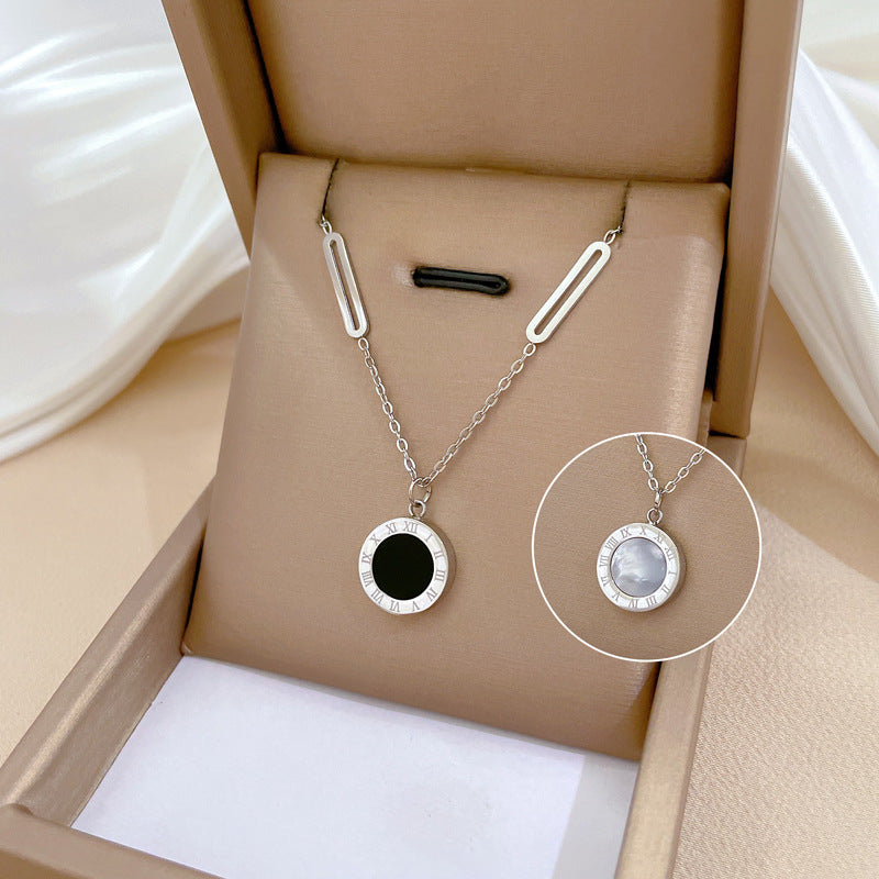 Collar con Colgante de Números Romanos en Nácar, Geométrico y Minimalista, de Acero de Titanio con Baño de Oro para Mujer