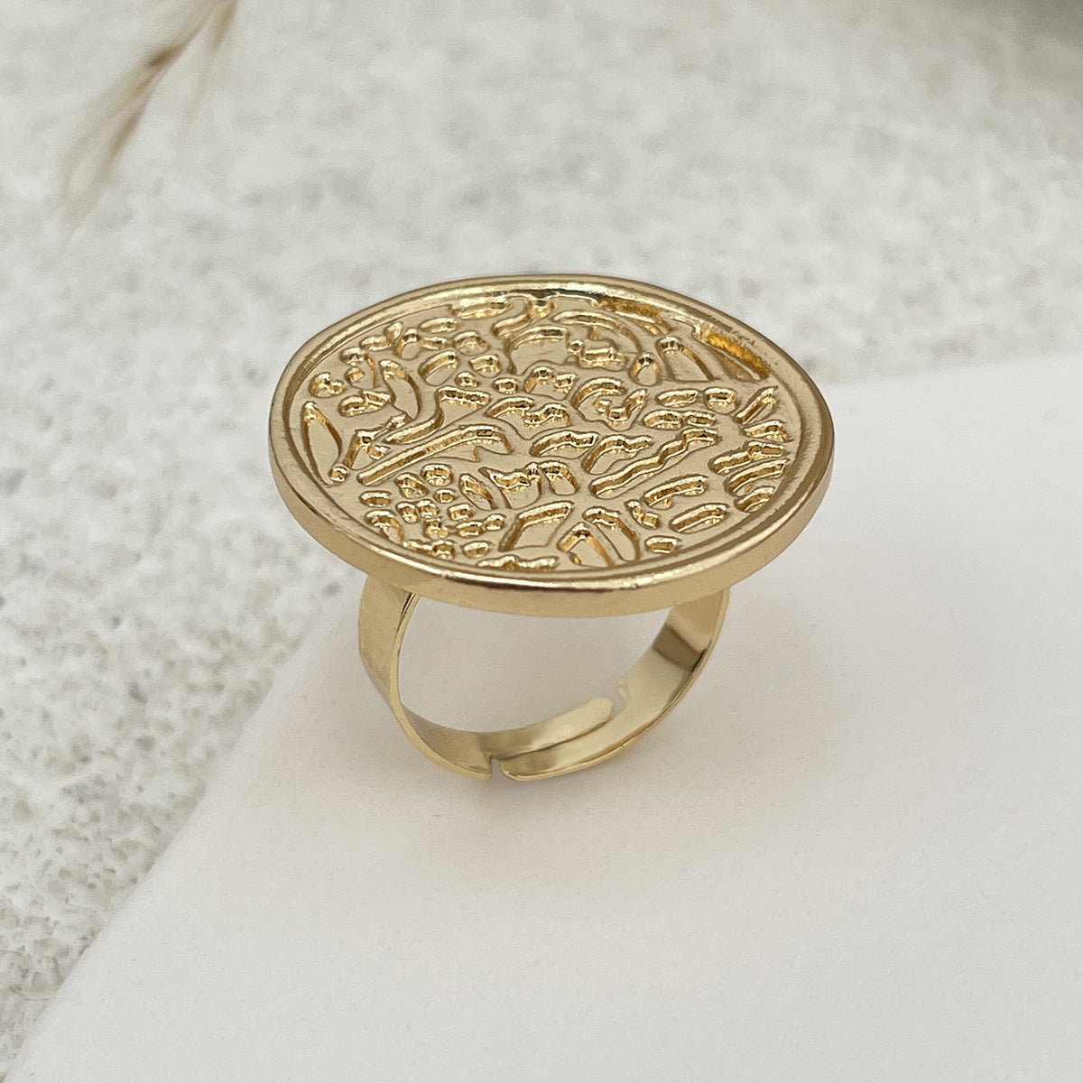 Anillo cuadrado geométrico líquido minimalista con detalle de flor sintética irregular para mujer, banda de aleación con acabado chapado
