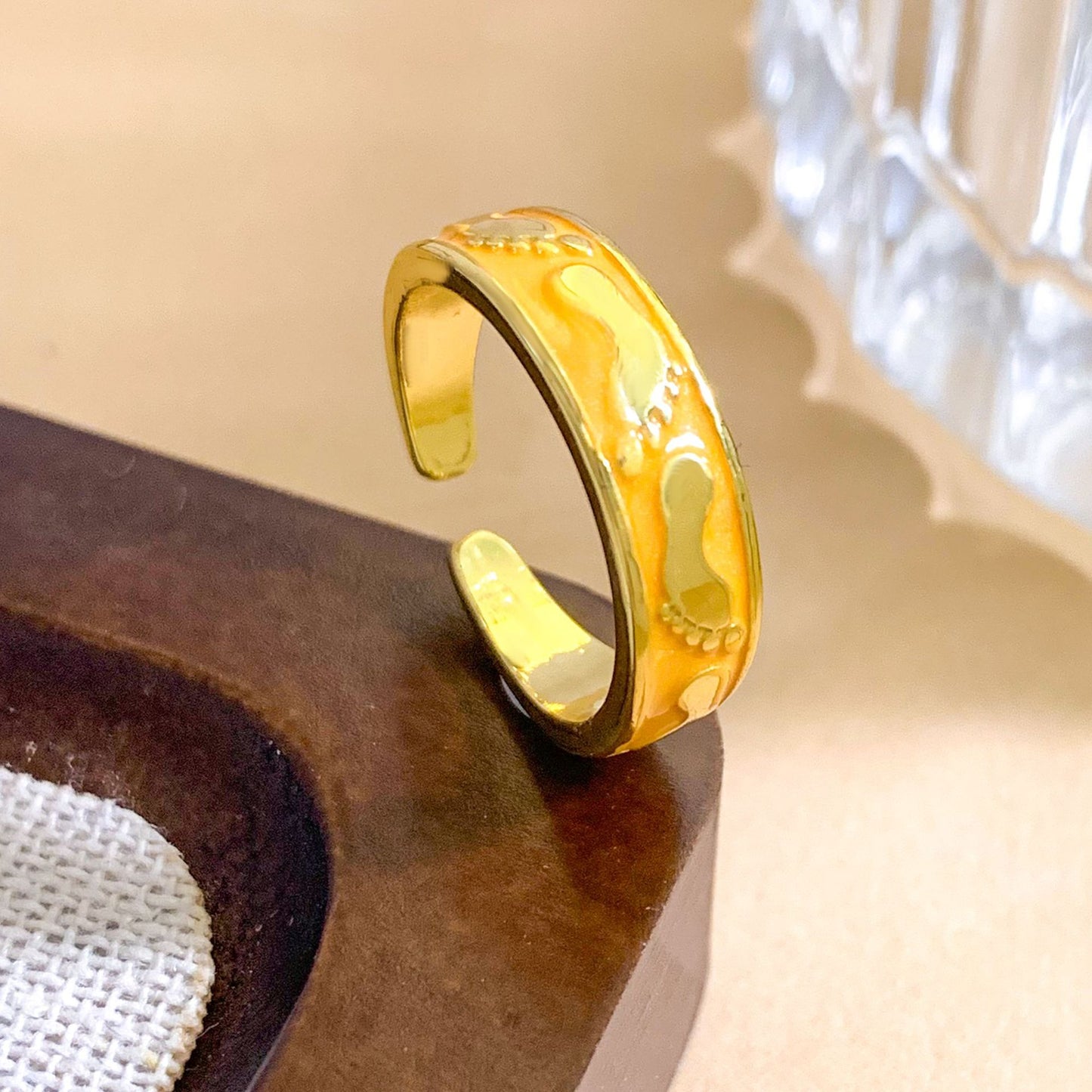 Anello aperto da donna placcato oro con smalto e piedino in stile fumetto