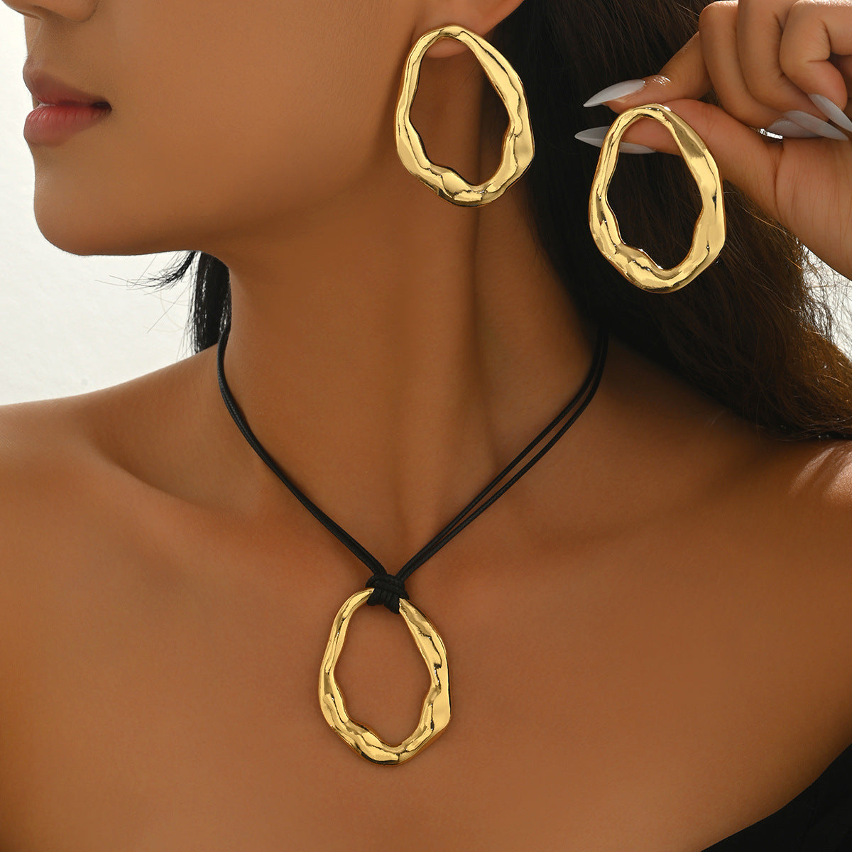 Set Collana con Pendente Circolare a Doppio Strato Piegato Geometrico Minimalista da Donna con Orecchini Coordinati in Lega di Zinco con Finitura Placcata