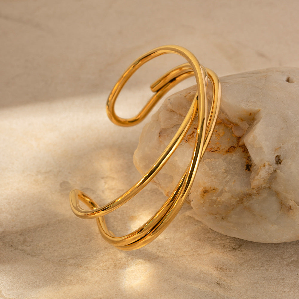 Pulsera de acero titanio con textura geométrica estilo INS para mujer, con baño de oro de 18K y diseño de brazalete abierto.